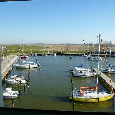 Ferienwohnung Yachthafenidyll - direkte Wasserlage am Hafen Karlshagen Exterior foto
