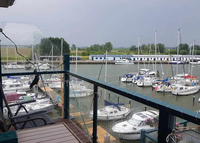 Ferienwohnung Yachthafenidyll - Direkte Wasserlage Am Hafen