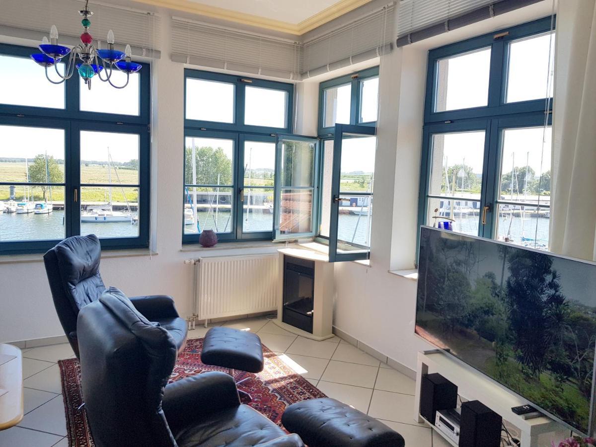 Ferienwohnung Yachthafenidyll - Direkte Wasserlage Am Hafen