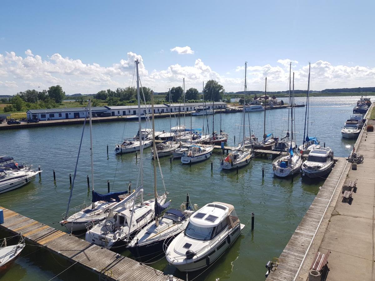 Ferienwohnung Yachthafenidyll - Direkte Wasserlage Am Hafen Apartment Karlshagen