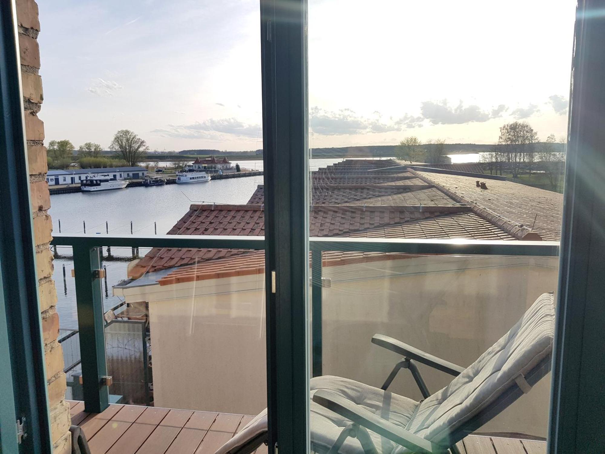 Ferienwohnung Yachthafenidyll - Direkte Wasserlage Am Hafen