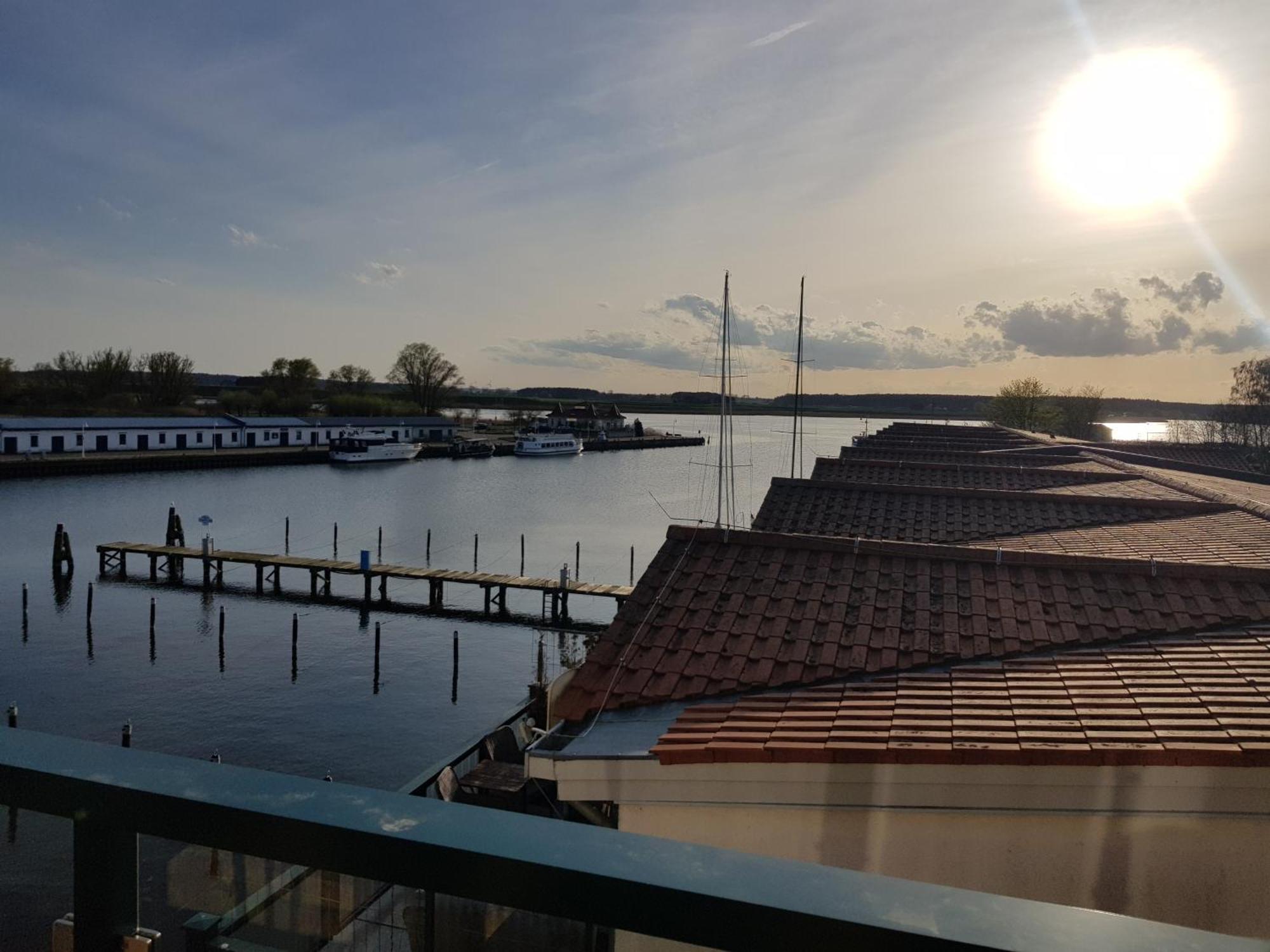Ferienwohnung Yachthafenidyll - Direkte Wasserlage Am Hafen *